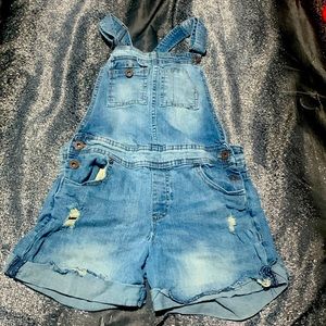 I am selling this jumpsuit because it doesn’t fit my size  but is still good